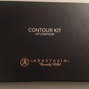 Anastasia Beverly Hills light contour kit